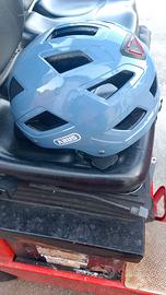 Casco bici marca Abus con luce incorporata