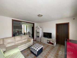 VILLA A SCHIERA CENTRALE A BREDA DI PIAVE