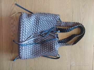 Borsa marrone intrecciata con manici