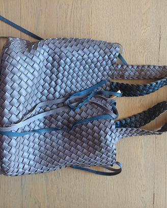Borsa marrone intrecciata con manici