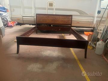 Letto in massellodi mogano con testata in paglia