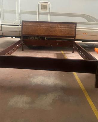 Letto in massellodi mogano con testata in paglia