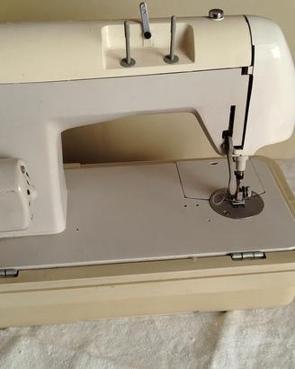 Macchina da cucire portatile Borletti