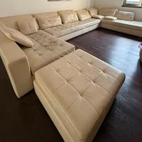 Divano pelle beige con pouf