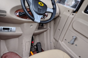 Quadriciclo elettrico cabinato colore bian