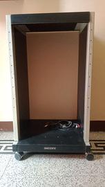 Mobiletto per stereo con ruote