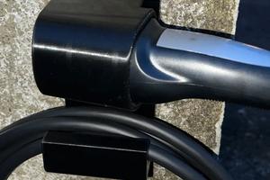 Supporto a parete per cavo EV e spina Type 2