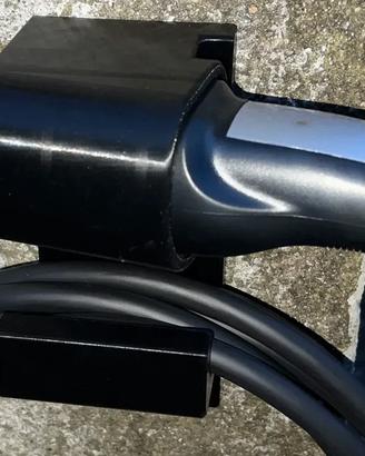 Supporto a parete per cavo EV e spina Type 2