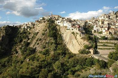 Terreno a MOTTA CAMASTRA - Gole dell'Alcantara