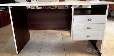 Scrivania in legno
