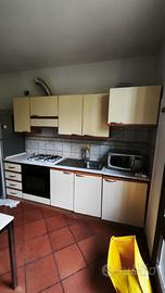 Cucina con elettrodomestici funzionanti