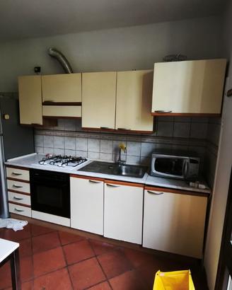 Cucina con elettrodomestici funzionanti
