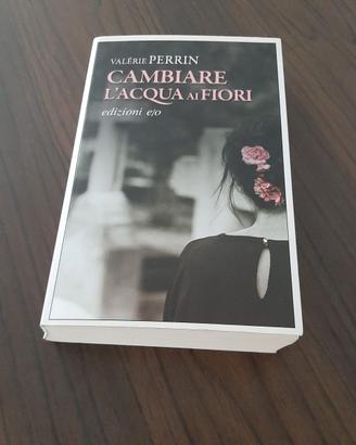 Cambiare l'acqua ai fiori di Valérie Perrin