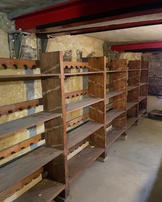 12 metri di scaffalatura per cantina