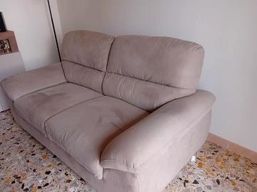 Divano come nuovo – acquistato aprile 2025