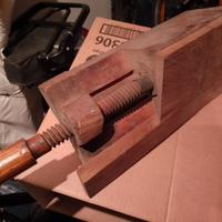 Antica morsa in legno 