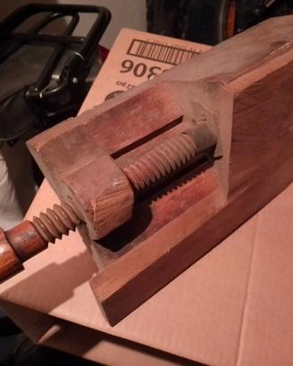Antica morsa in legno 