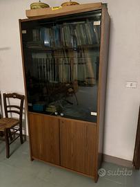 Libreria in legno con ante in vetro
