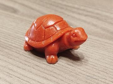 Tartaruga portafortuna con corallo
