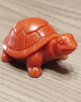Tartaruga portafortuna con corallo
