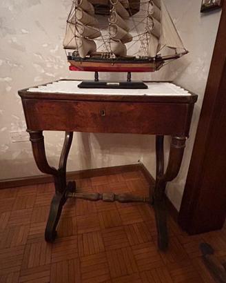 Tavolino d’epoca ottocentesco