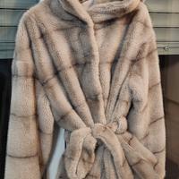 pelliccia ecologica grigia con cappuccio