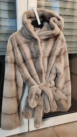 pelliccia ecologica grigia con cappuccio