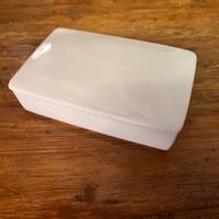 Scatola portaburro in porcellana bianca