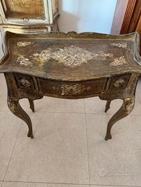 Mobile in legno stile antico decorato