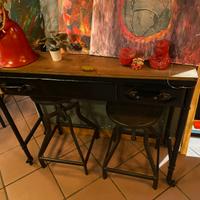 Tavolino stile industrial e sgabelli