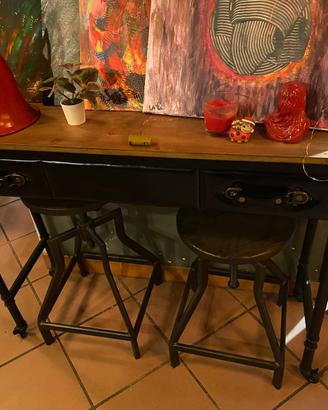 Tavolino stile industrial e sgabelli
