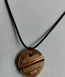 Collana con ciondolo gettone vintage.
