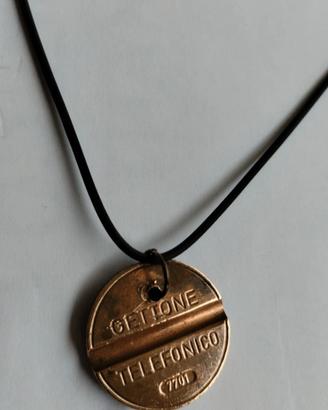 Collana con ciondolo gettone vintage.