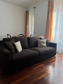 Divano sfoderabile tre sedute con cuscini