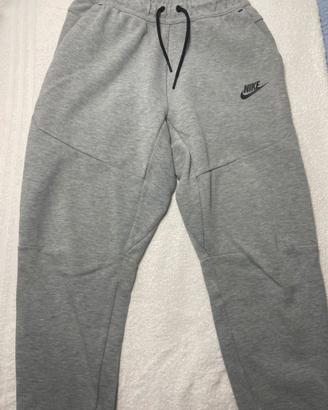 Pantaloni Nike Tech