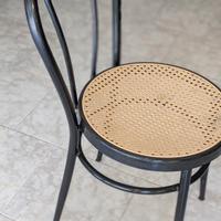 Sedia nera metallo e seduta plastica 