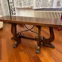 Tavolo in legno con apertura a libro