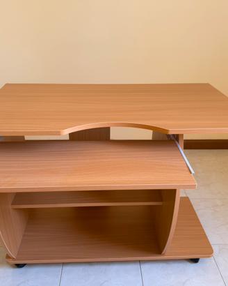 Scrivania con ruote e ripiano estraibile