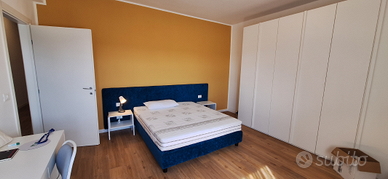 Stanza in appartamento solo donne,comodo al centro