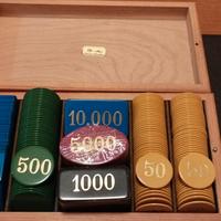 Scatola in legno con fish da gioco