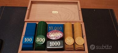 Scatola in legno con fish da gioco