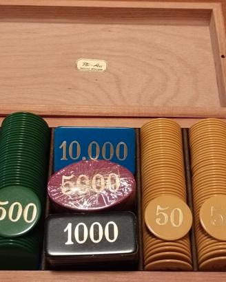 Scatola in legno con fish da gioco