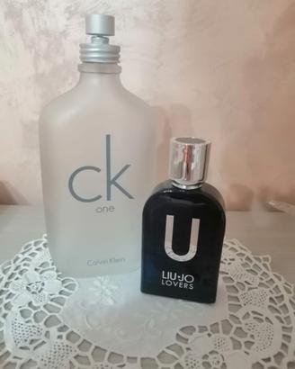 Coppia di bottiglie di profumo vuote di marca