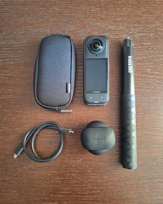 Insta360 X5 e accessori