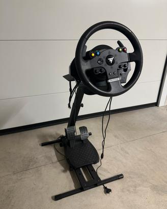 Volante Thrustmaster con pedali e supporto