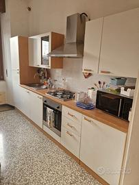 Cucina intera (completa, non parziale)