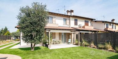 Villa di 220 m² con 4 locali e box auto doppio a G