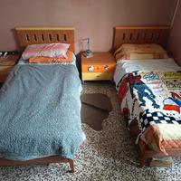 Lettini singoli a doghe con due comodini 