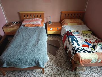 Lettini singoli a doghe con due comodini 