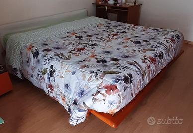Letto matrimoniale e comodini bassi